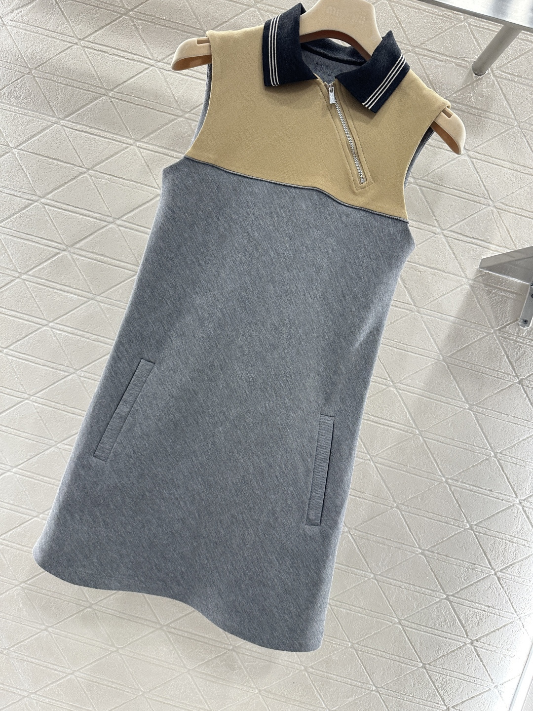 ♥Miumi*♥2026新品上架 斜襟翻领背心裙定制YB进口斜纹棉材质，柔软亲肤，厚度适中，早春可单穿或