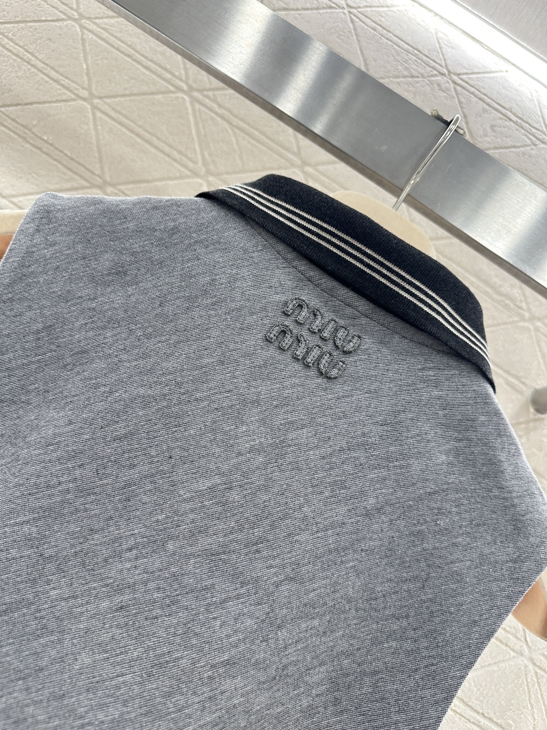 ♥Miumi*♥2026新品上架 斜襟翻领背心裙定制YB进口斜纹棉材质，柔软亲肤，厚度适中，早春可单穿或