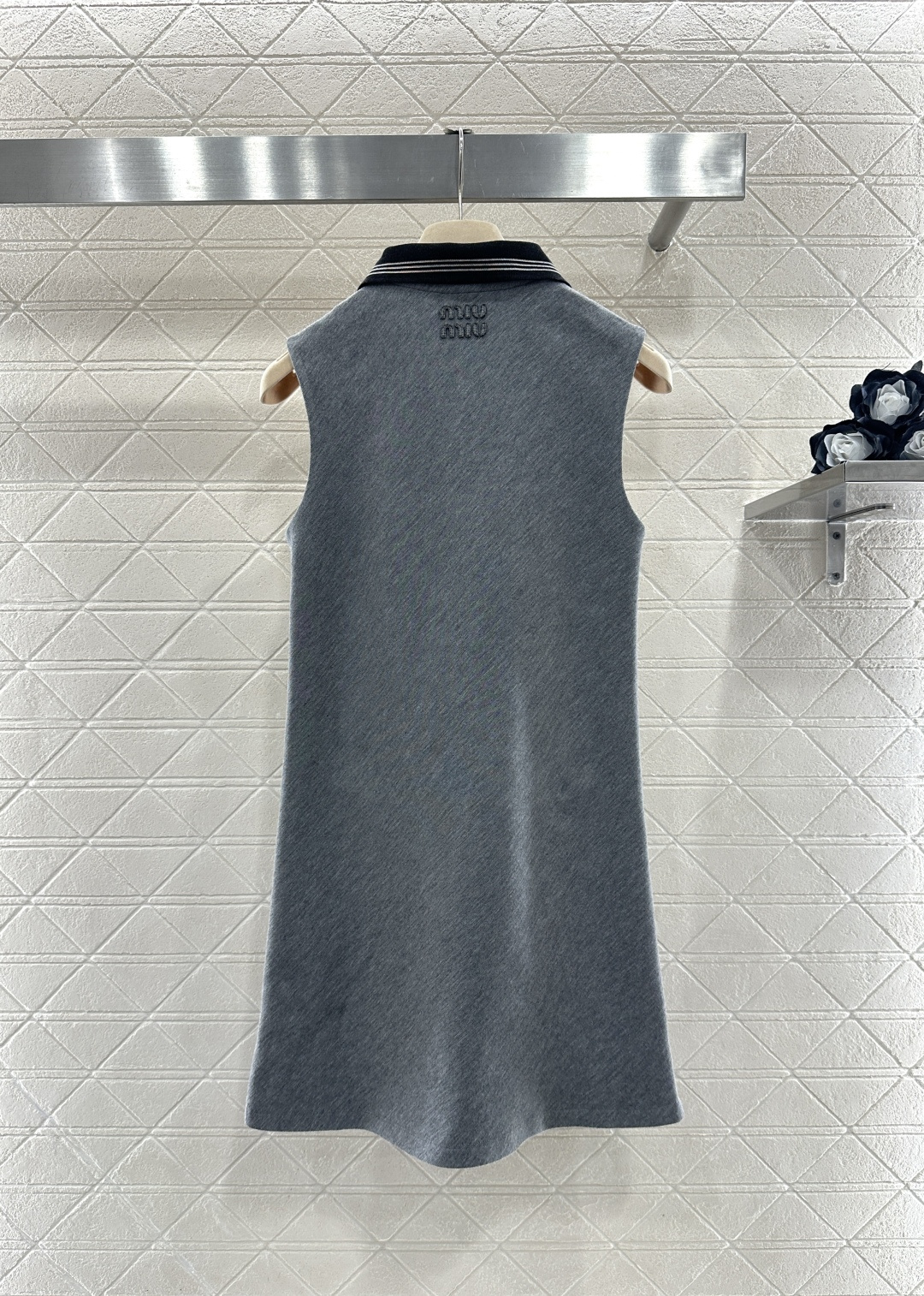 ♥Miumi*♥2026新品上架 斜襟翻领背心裙定制YB进口斜纹棉材质，柔软亲肤，厚度适中，早春可单穿或