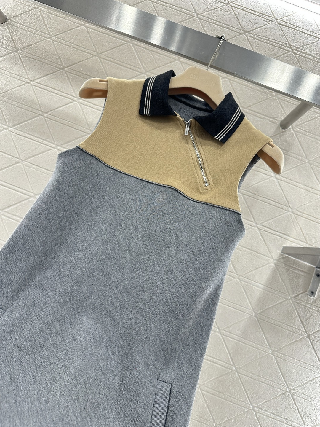 ♥Miumi*♥2026新品上架 斜襟翻领背心裙定制YB进口斜纹棉材质，柔软亲肤，厚度适中，早春可单穿或