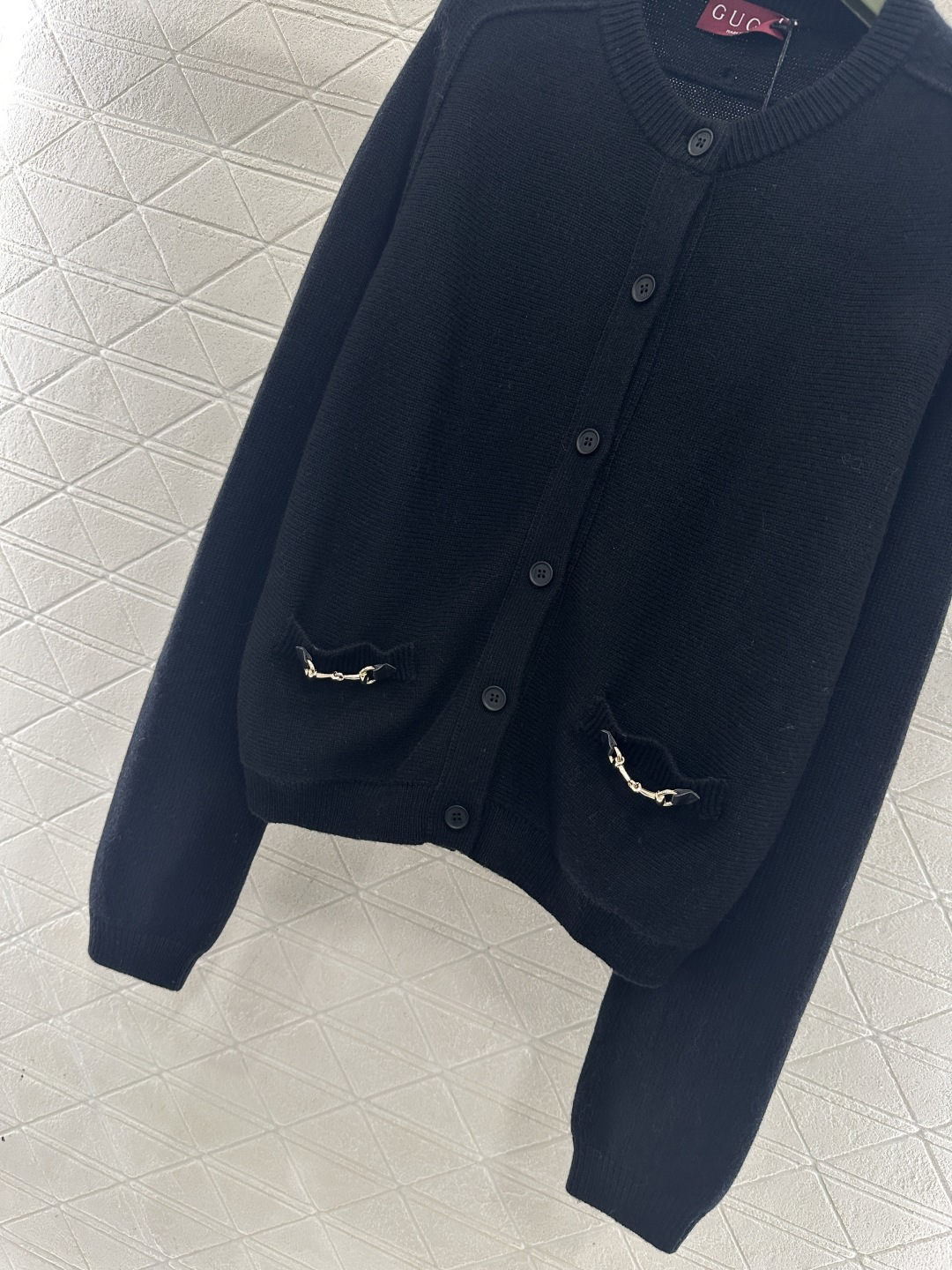 ♥Gucc*♥2026新品上架 链条口袋针织开衫定制YB羊毛纱线织造，密度细针织造，清晰毛感肌理，舒适亲
