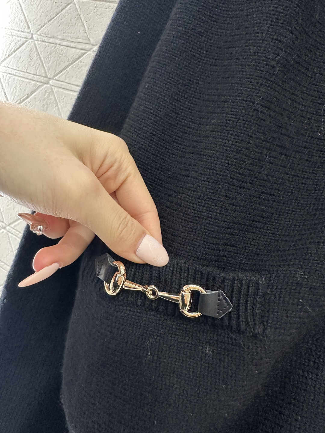 ♥Gucc*♥2026新品上架 链条口袋针织开衫定制YB羊毛纱线织造，密度细针织造，清晰毛感肌理，舒适亲