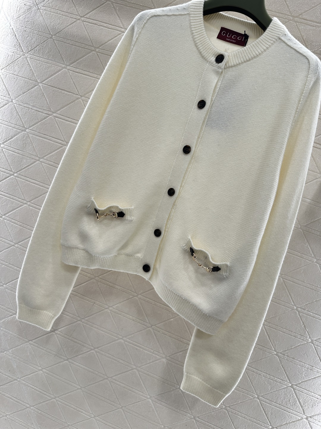 ♥Gucc*♥2026新品上架 链条口袋针织开衫定制YB羊毛纱线织造，密度细针织造，清晰毛感肌理，舒适亲
