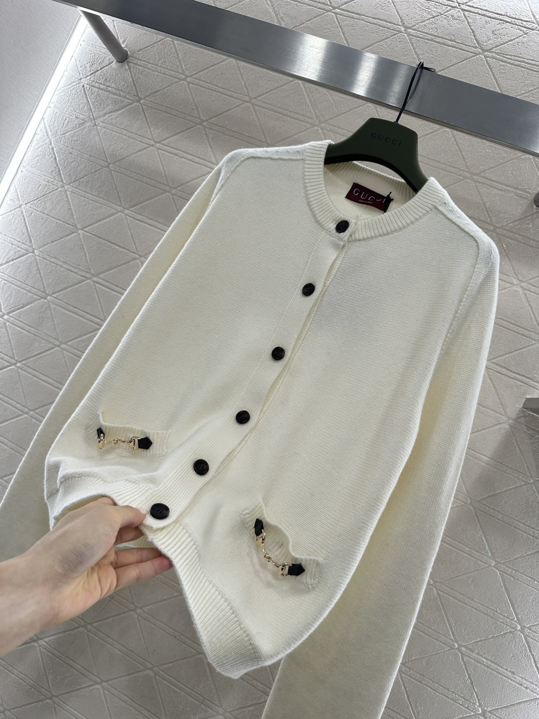 ♥Gucc*♥2026新品上架 链条口袋针织开衫定制YB羊毛纱线织造，密度细针织造，清晰毛感肌理，舒适亲