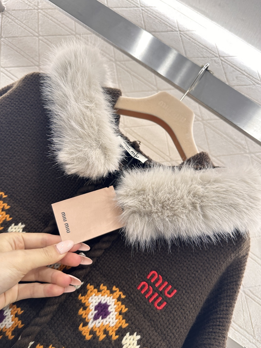 ♥Miumi*♥2026新品上架 连帽毛领针织套头毛衣定制YB羊毛纱线织造，质感细腻，穿搭舒适，连帽抽绳