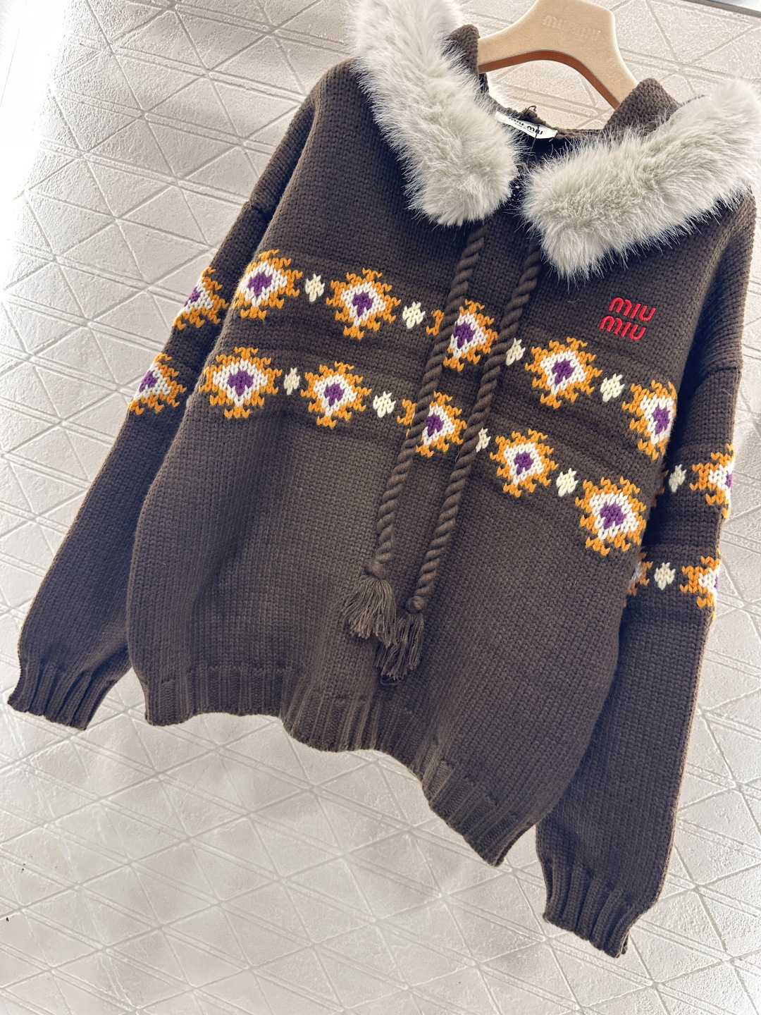 ♥Miumi*♥2026新品上架 连帽毛领针织套头毛衣定制YB羊毛纱线织造，质感细腻，穿搭舒适，连帽抽绳
