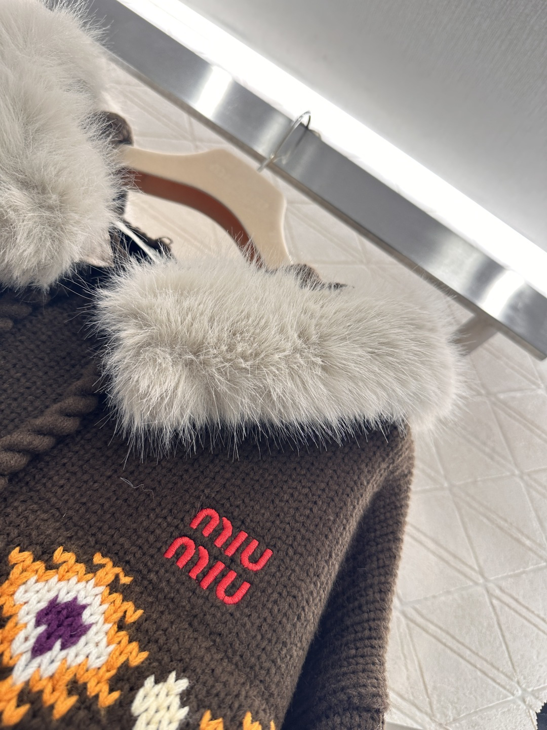 ♥Miumi*♥2026新品上架 连帽毛领针织套头毛衣定制YB羊毛纱线织造，质感细腻，穿搭舒适，连帽抽绳