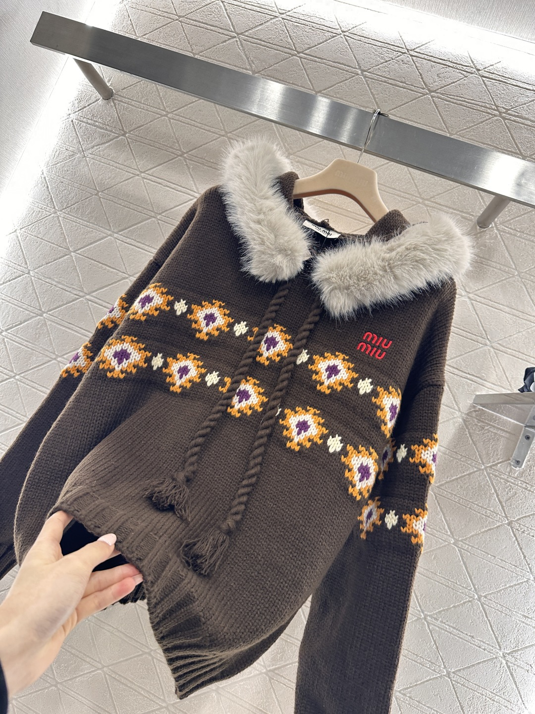 ♥Miumi*♥2026新品上架 连帽毛领针织套头毛衣定制YB羊毛纱线织造，质感细腻，穿搭舒适，连帽抽绳