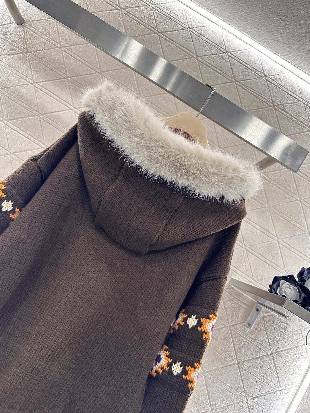 ♥Miumi*♥2026新品上架 连帽毛领针织套头毛衣定制YB羊毛纱线织造，质感细腻，穿搭舒适，连帽抽绳