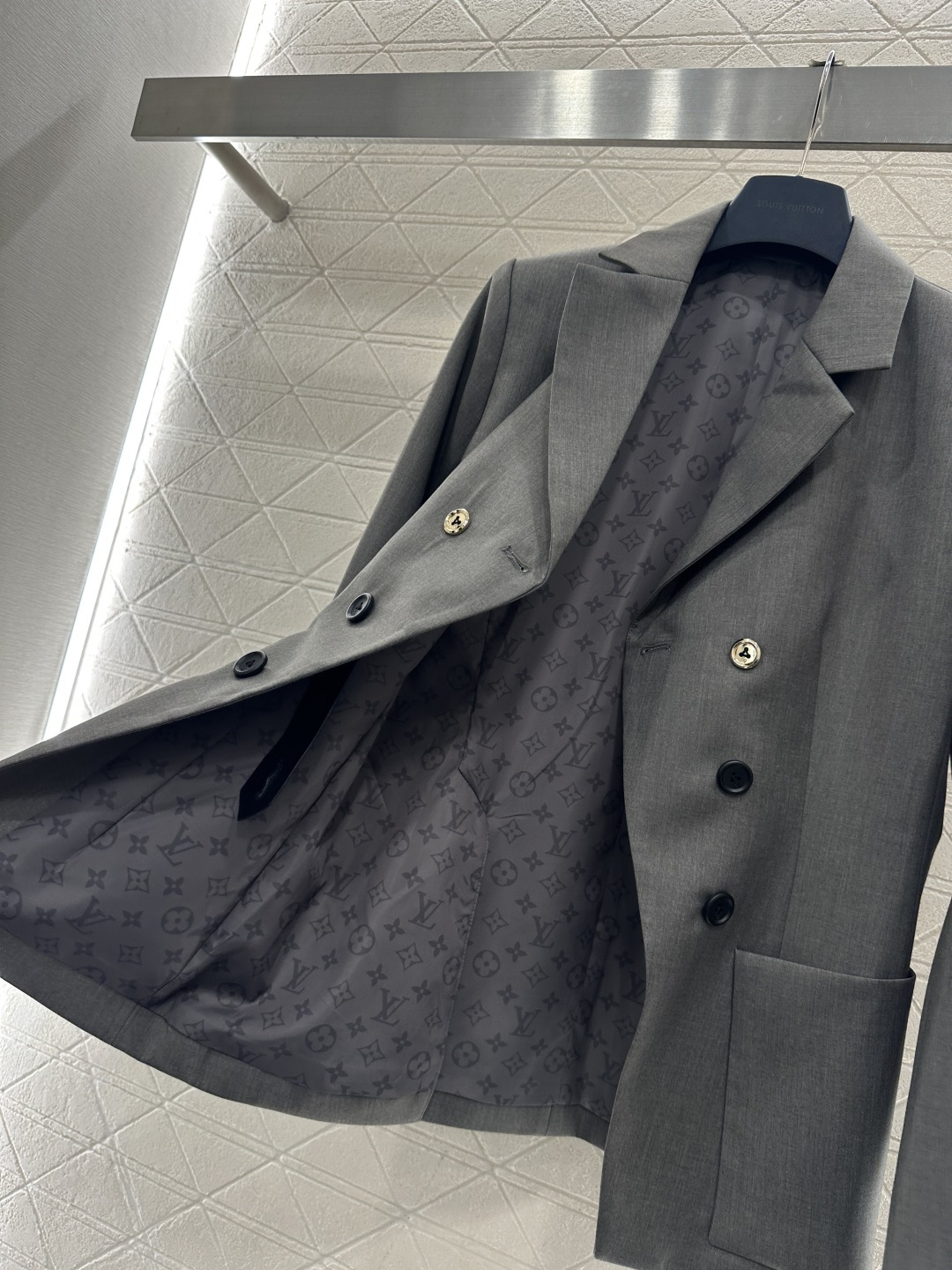 ♥Louis vuitto*♥2026新品上架 襟扣西装外套长裤套装定制YB进口材质，质感光泽高级，垂顺