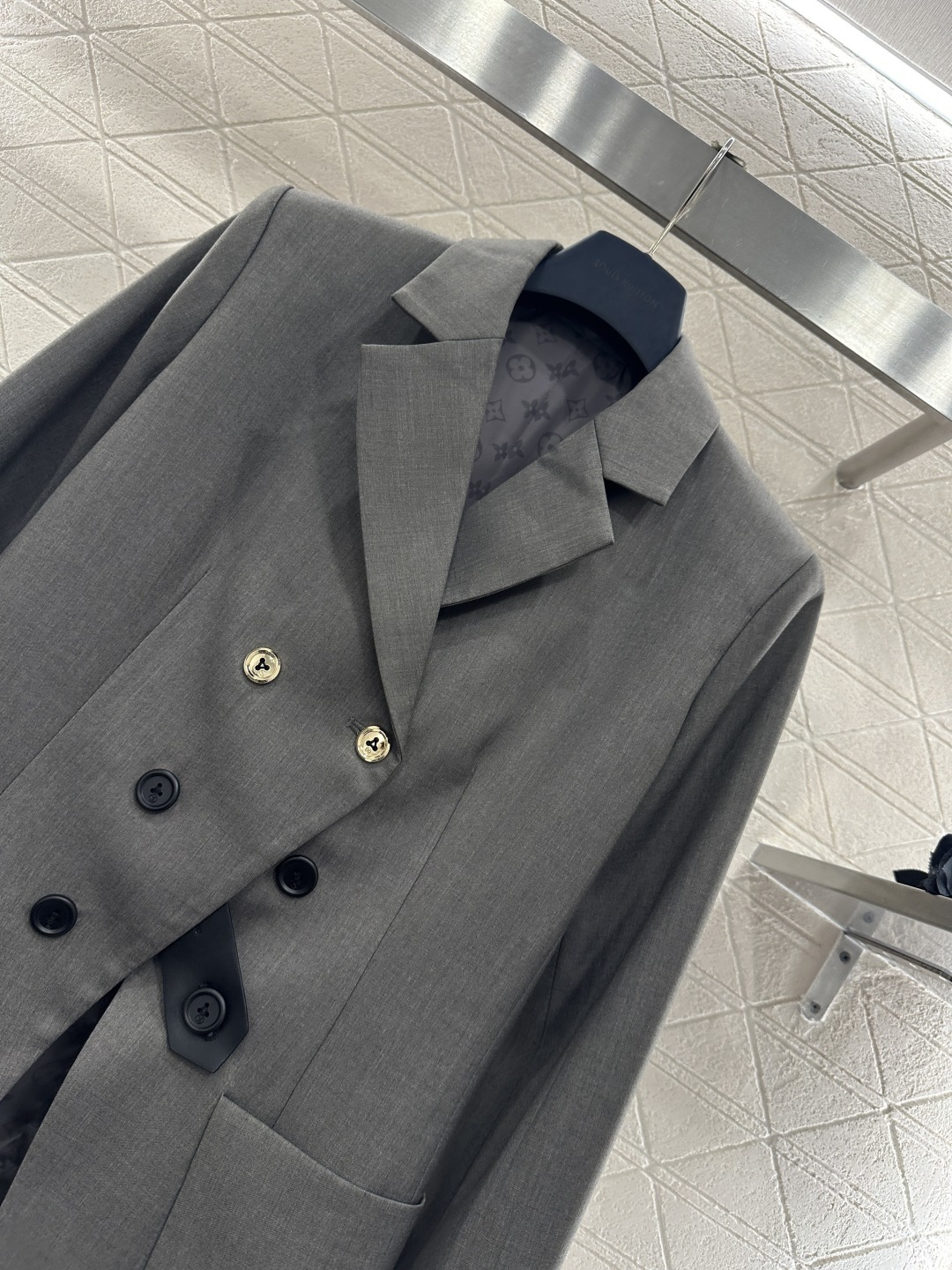 ♥Louis vuitto*♥2026新品上架 襟扣西装外套长裤套装定制YB进口材质，质感光泽高级，垂顺