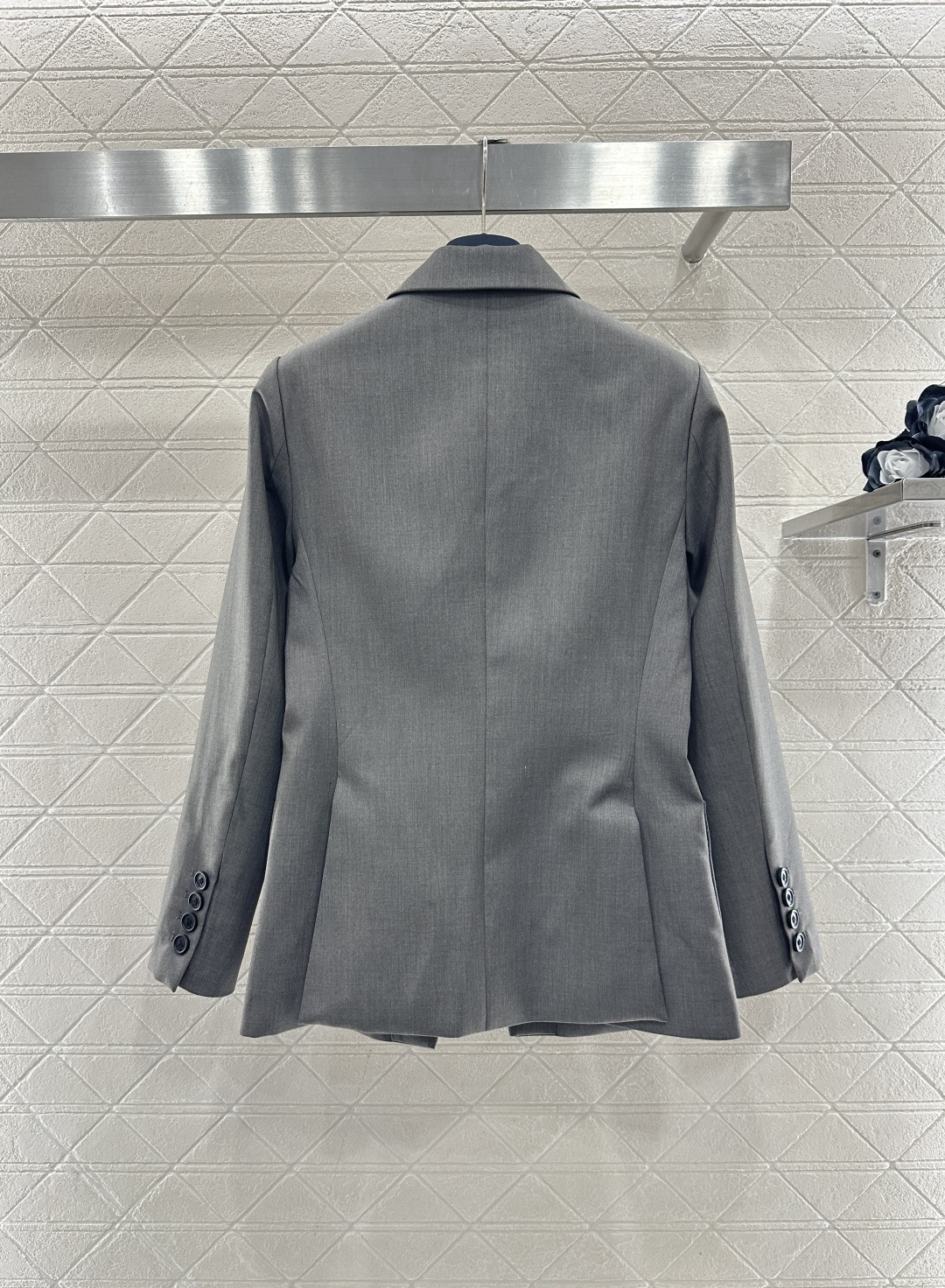 ♥Louis vuitto*♥2026新品上架 襟扣西装外套长裤套装定制YB进口材质，质感光泽高级，垂顺