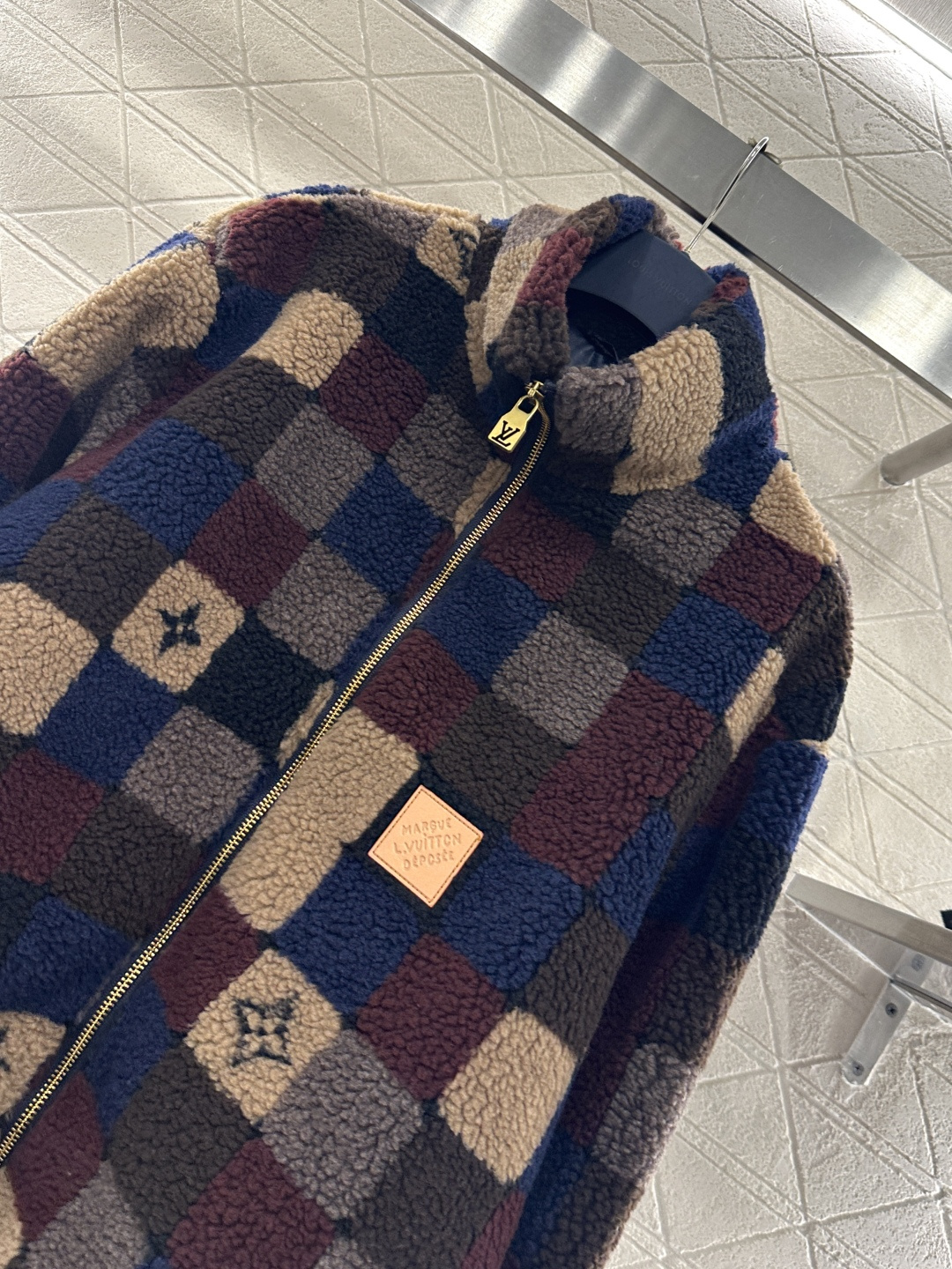 ♥Louis vuitto♥2026新品上架 立领撞色格纹泰迪毛绒外套通体饰以泰迪毛绒材质，颗粒感十足的