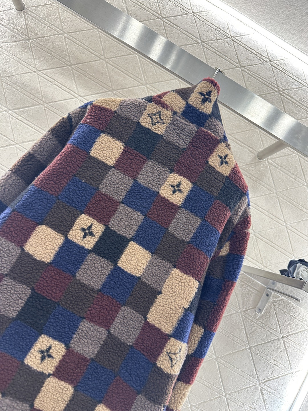 ♥Louis vuitto♥2026新品上架 立领撞色格纹泰迪毛绒外套通体饰以泰迪毛绒材质，颗粒感十足的