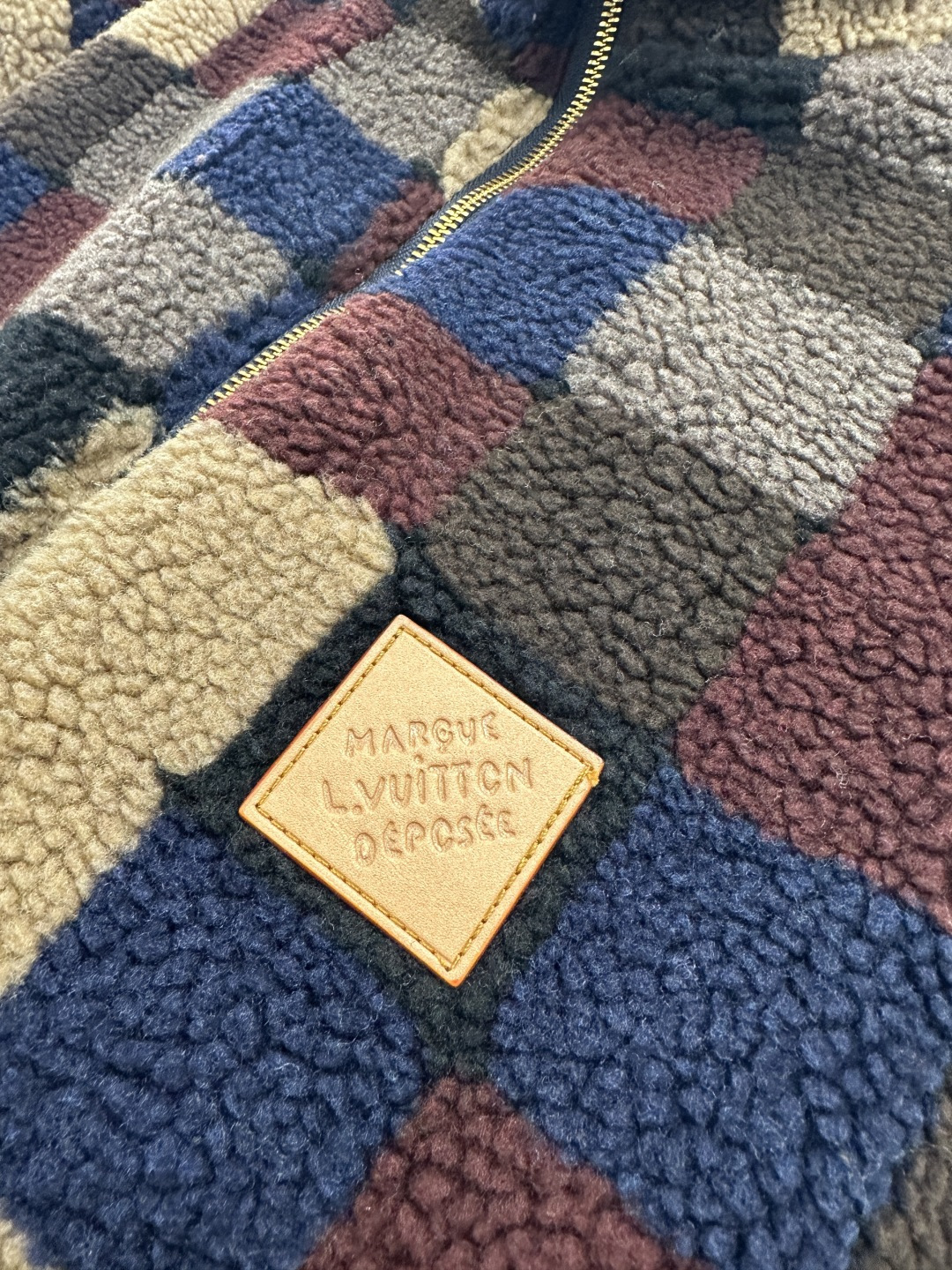 ♥Louis vuitto♥2026新品上架 立领撞色格纹泰迪毛绒外套通体饰以泰迪毛绒材质，颗粒感十足的