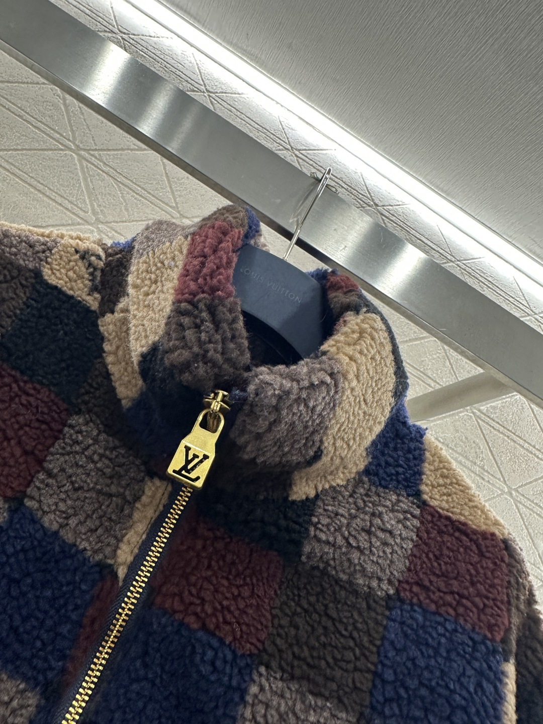 ♥Louis vuitto♥2026新品上架 立领撞色格纹泰迪毛绒外套通体饰以泰迪毛绒材质，颗粒感十足的