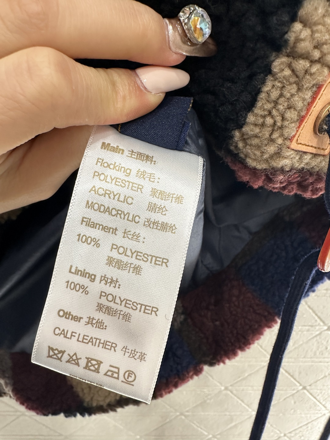 ♥Louis vuitto♥2026新品上架 立领撞色格纹泰迪毛绒外套通体饰以泰迪毛绒材质，颗粒感十足的