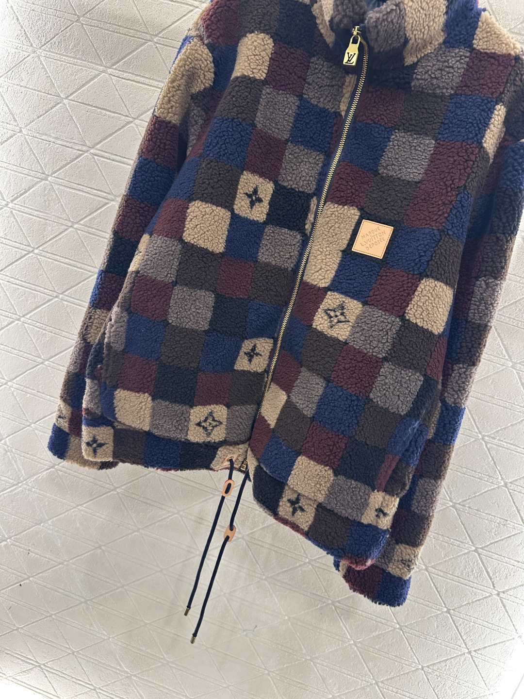 ♥Louis vuitto♥2026新品上架 立领撞色格纹泰迪毛绒外套通体饰以泰迪毛绒材质，颗粒感十足的