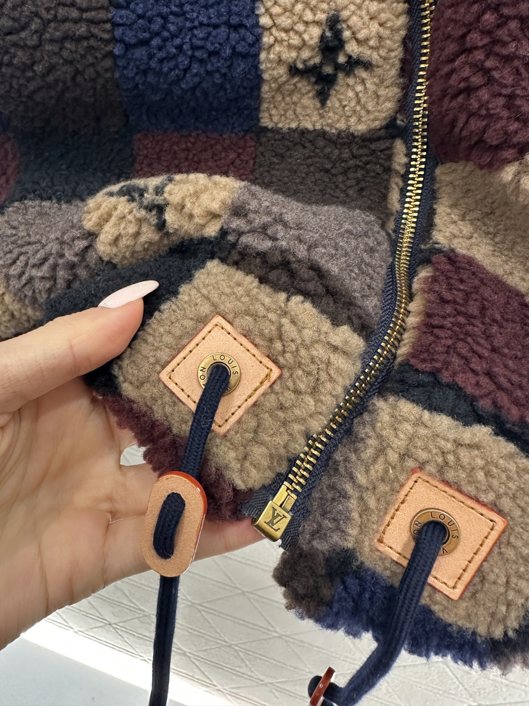 ♥Louis vuitto♥2026新品上架 立领撞色格纹泰迪毛绒外套通体饰以泰迪毛绒材质，颗粒感十足的