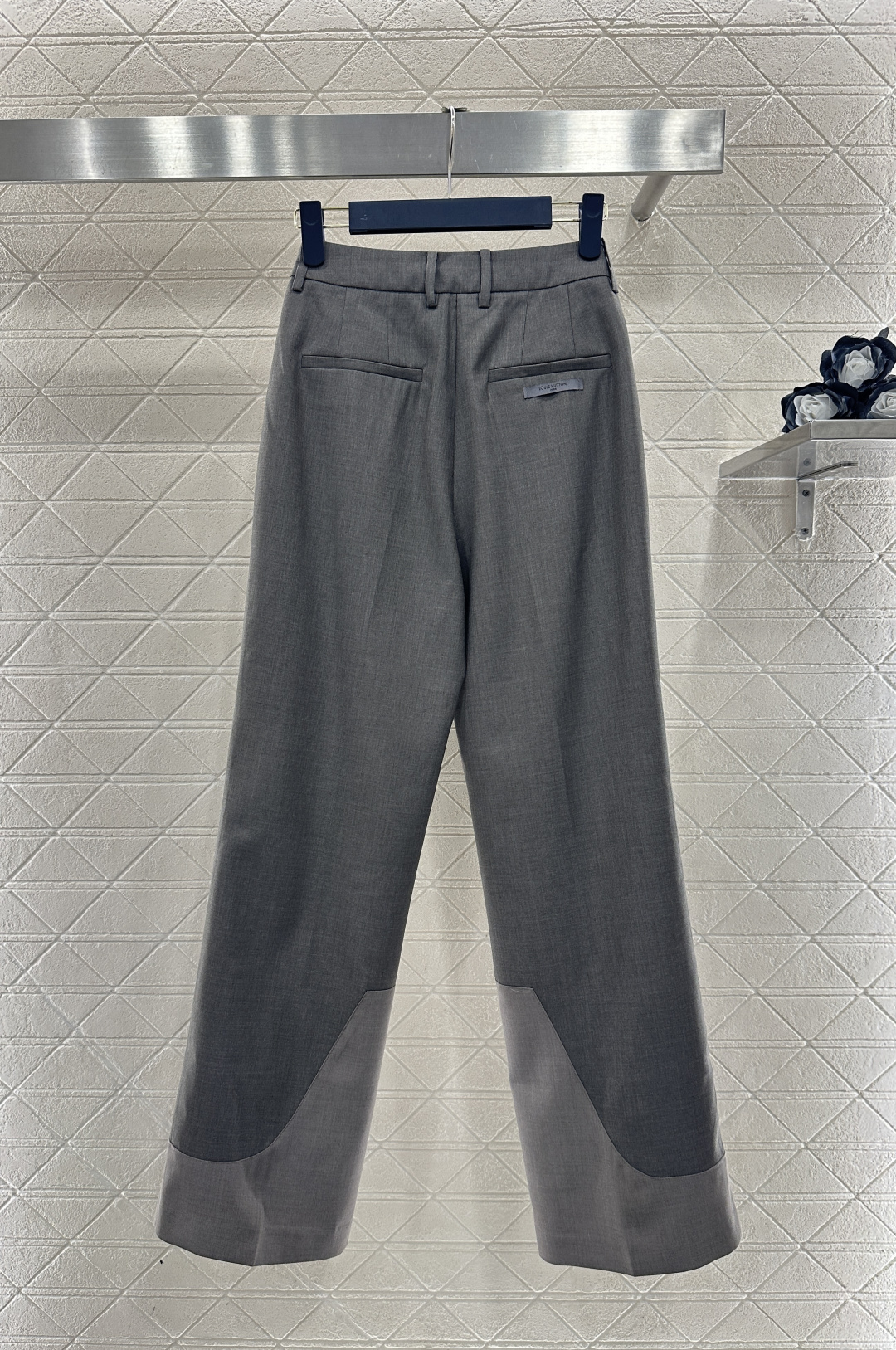 ♥Louis vuitto*♥2026新品上架 襟扣西装外套长裤套装定制YB进口材质，质感光泽高级，垂顺