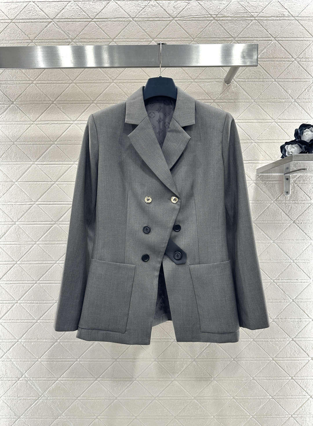 ♥Louis vuitto*♥2026新品上架 襟扣西装外套长裤套装定制YB进口材质，质感光泽高级，垂顺
