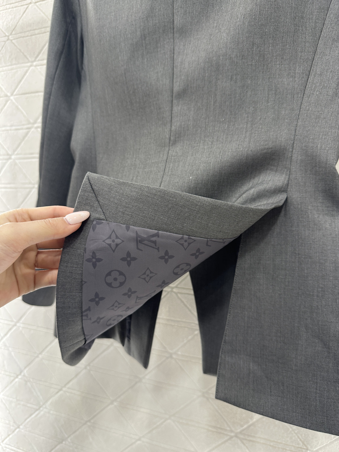 ♥Louis vuitto*♥2026新品上架 襟扣西装外套长裤套装定制YB进口材质，质感光泽高级，垂顺