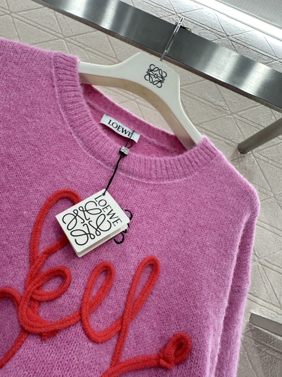 ♥Loew*♥2026新品上架 花体字徽标针织套头毛衣定制YB羊毛纱线织造，穿搭舒适，质感十足，圆领套头