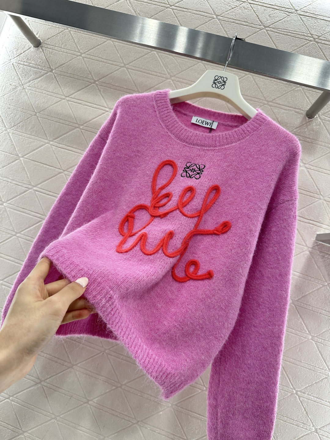 ♥Loew*♥2026新品上架 花体字徽标针织套头毛衣定制YB羊毛纱线织造，穿搭舒适，质感十足，圆领套头