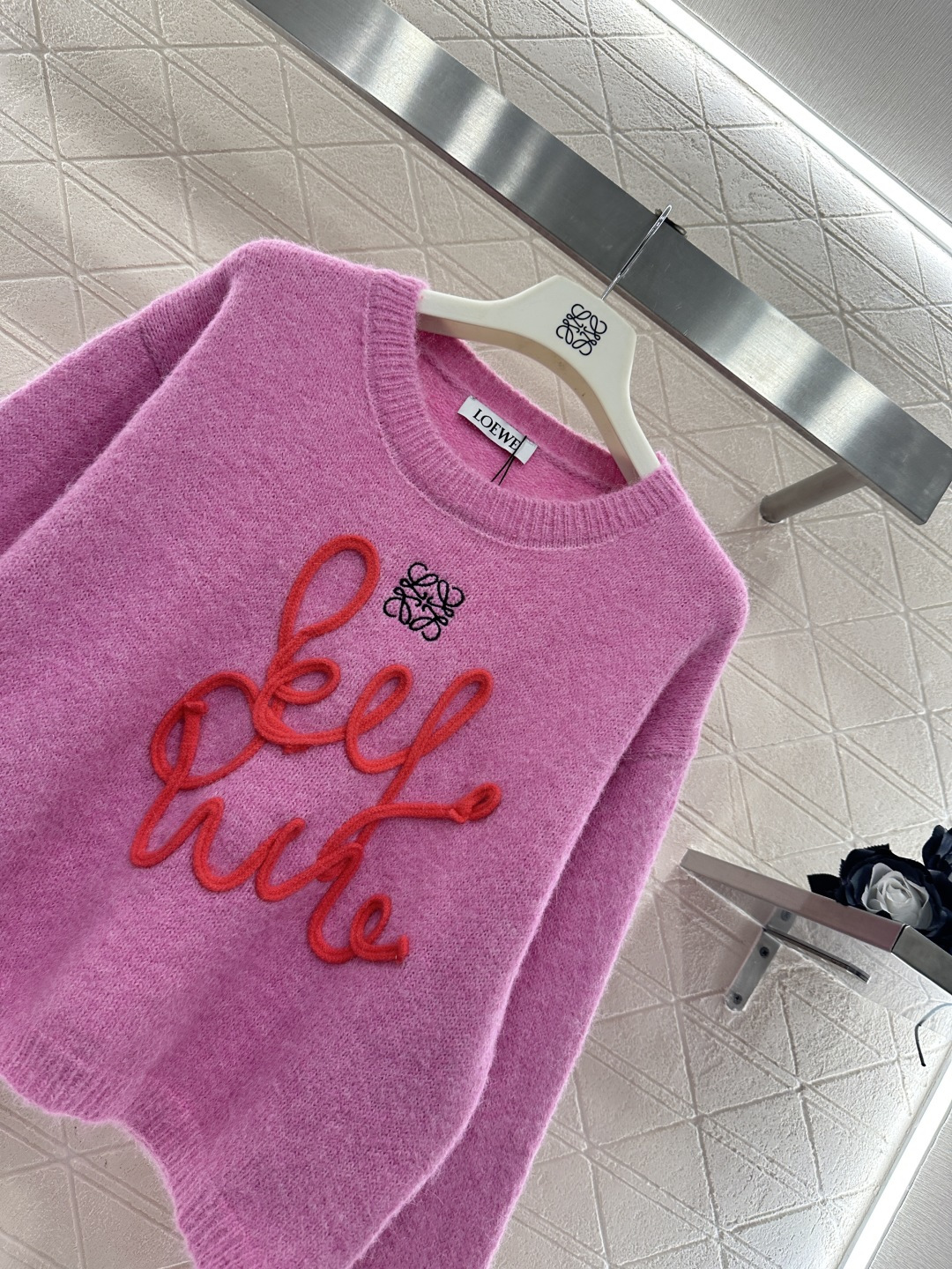 ♥Loew*♥2026新品上架 花体字徽标针织套头毛衣定制YB羊毛纱线织造，穿搭舒适，质感十足，圆领套头