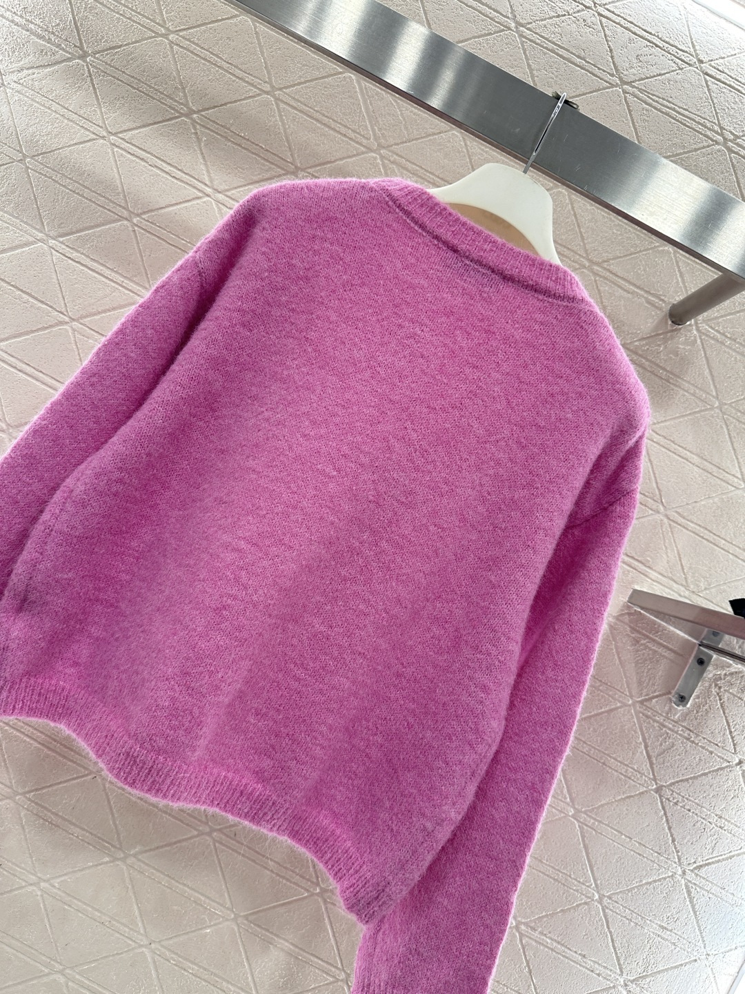 ♥Loew*♥2026新品上架 花体字徽标针织套头毛衣定制YB羊毛纱线织造，穿搭舒适，质感十足，圆领套头