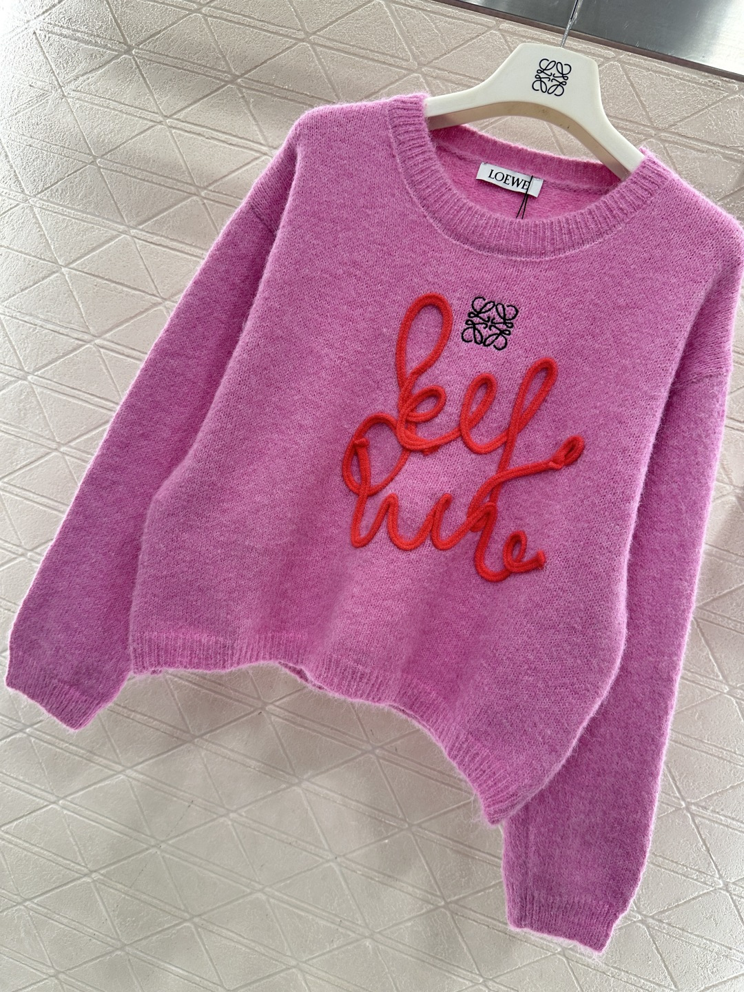 ♥Loew*♥2026新品上架 花体字徽标针织套头毛衣定制YB羊毛纱线织造，穿搭舒适，质感十足，圆领套头