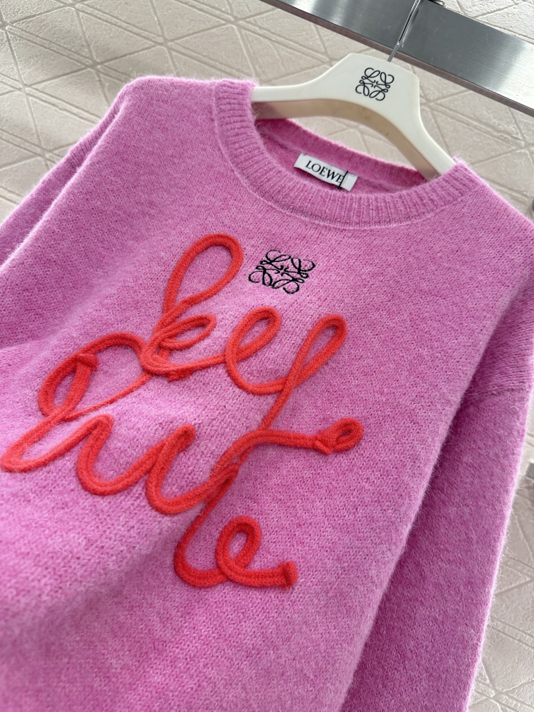 ♥Loew*♥2026新品上架 花体字徽标针织套头毛衣定制YB羊毛纱线织造，穿搭舒适，质感十足，圆领套头