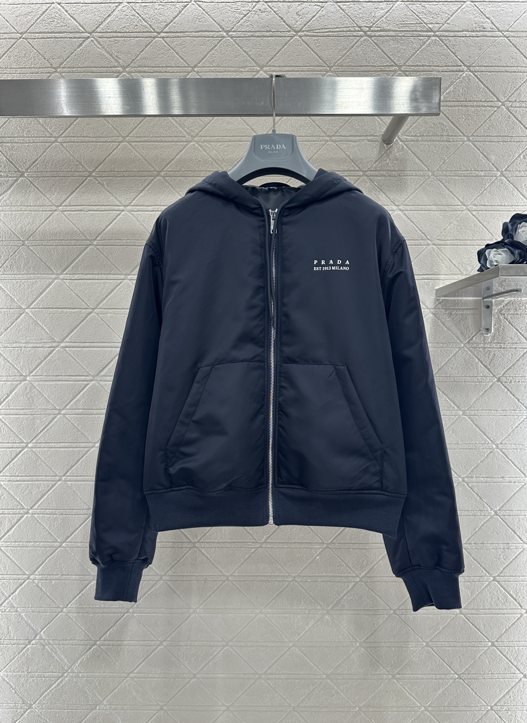 ♥Prad*♥2026新品上架 连帽抽绳棉服外套定制YB进口防风防水尼龙材质，挺括有型，质感高级，内里填