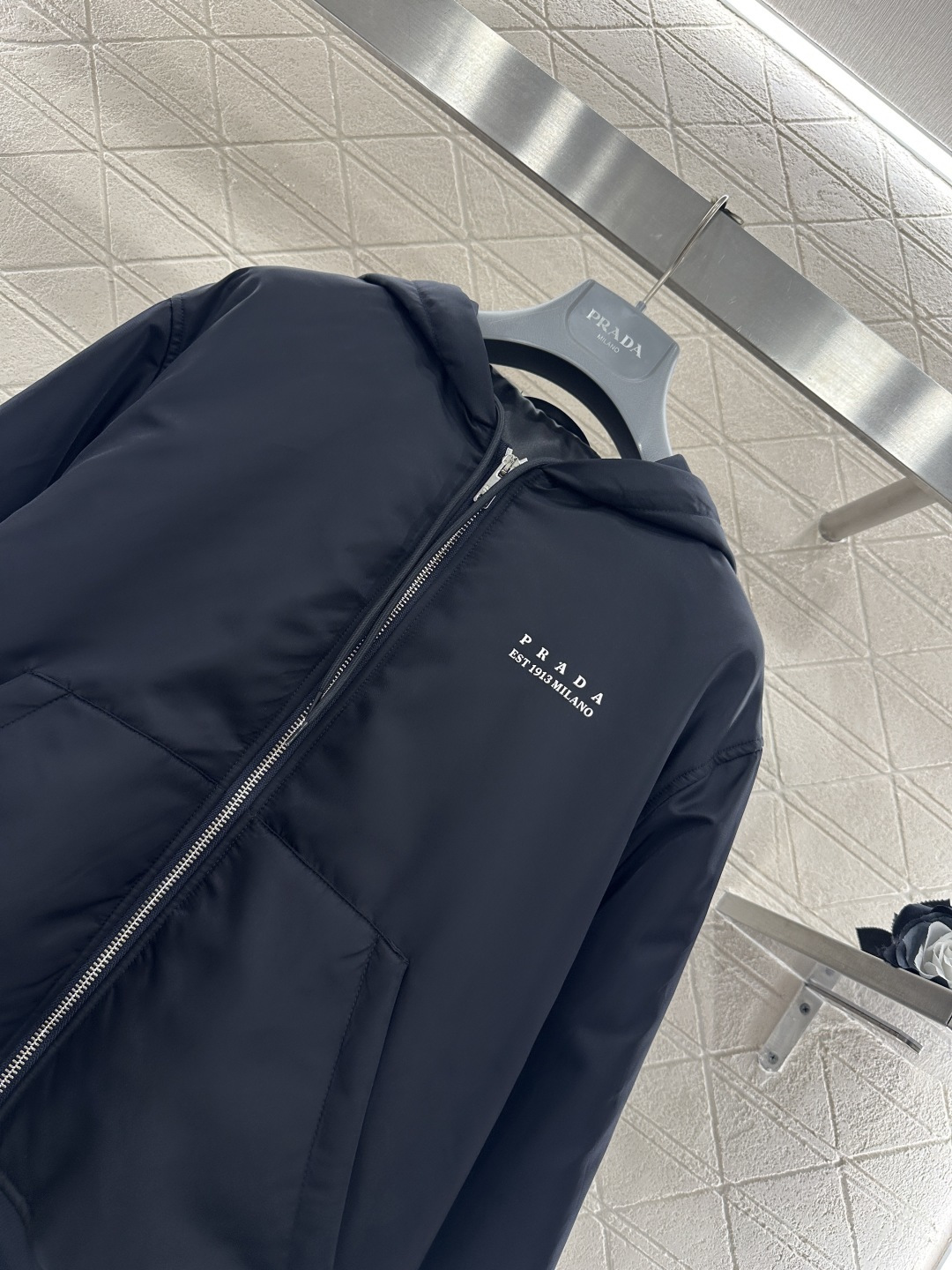 ♥Prad*♥2026新品上架 连帽抽绳棉服外套定制YB进口防风防水尼龙材质，挺括有型，质感高级，内里填