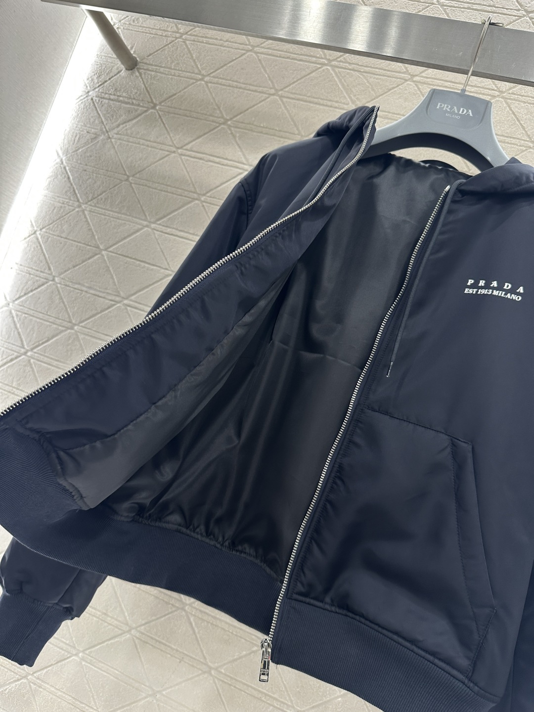 ♥Prad*♥2026新品上架 连帽抽绳棉服外套定制YB进口防风防水尼龙材质，挺括有型，质感高级，内里填