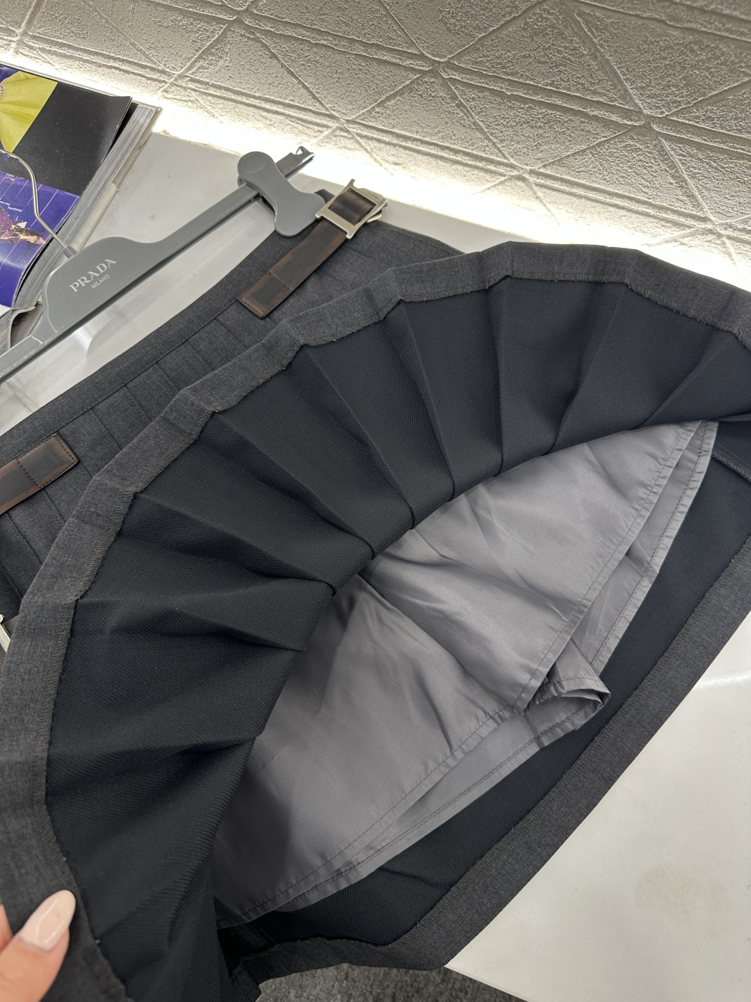 ♥Prad*♥2026新品上架 高腰做旧带扣百褶短裙定制YB进口精仿羊毛材质，手感舒适，质感上乘，裁剪垂