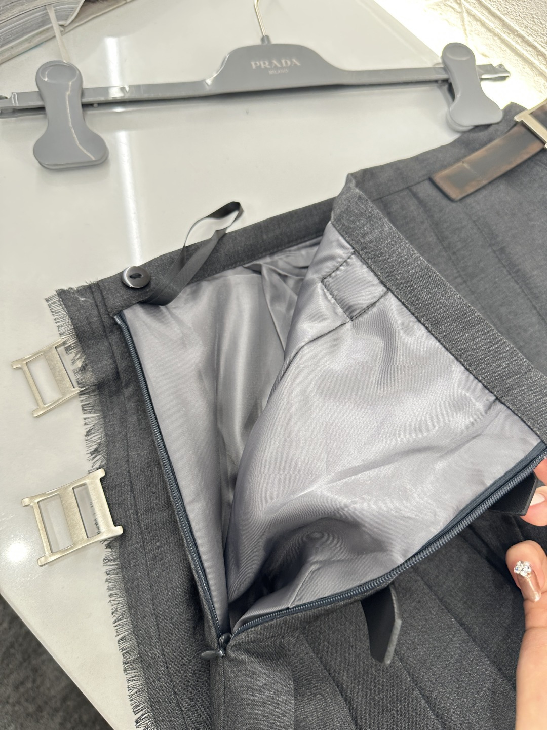 ♥Prad*♥2026新品上架 高腰做旧带扣百褶短裙定制YB进口精仿羊毛材质，手感舒适，质感上乘，裁剪垂