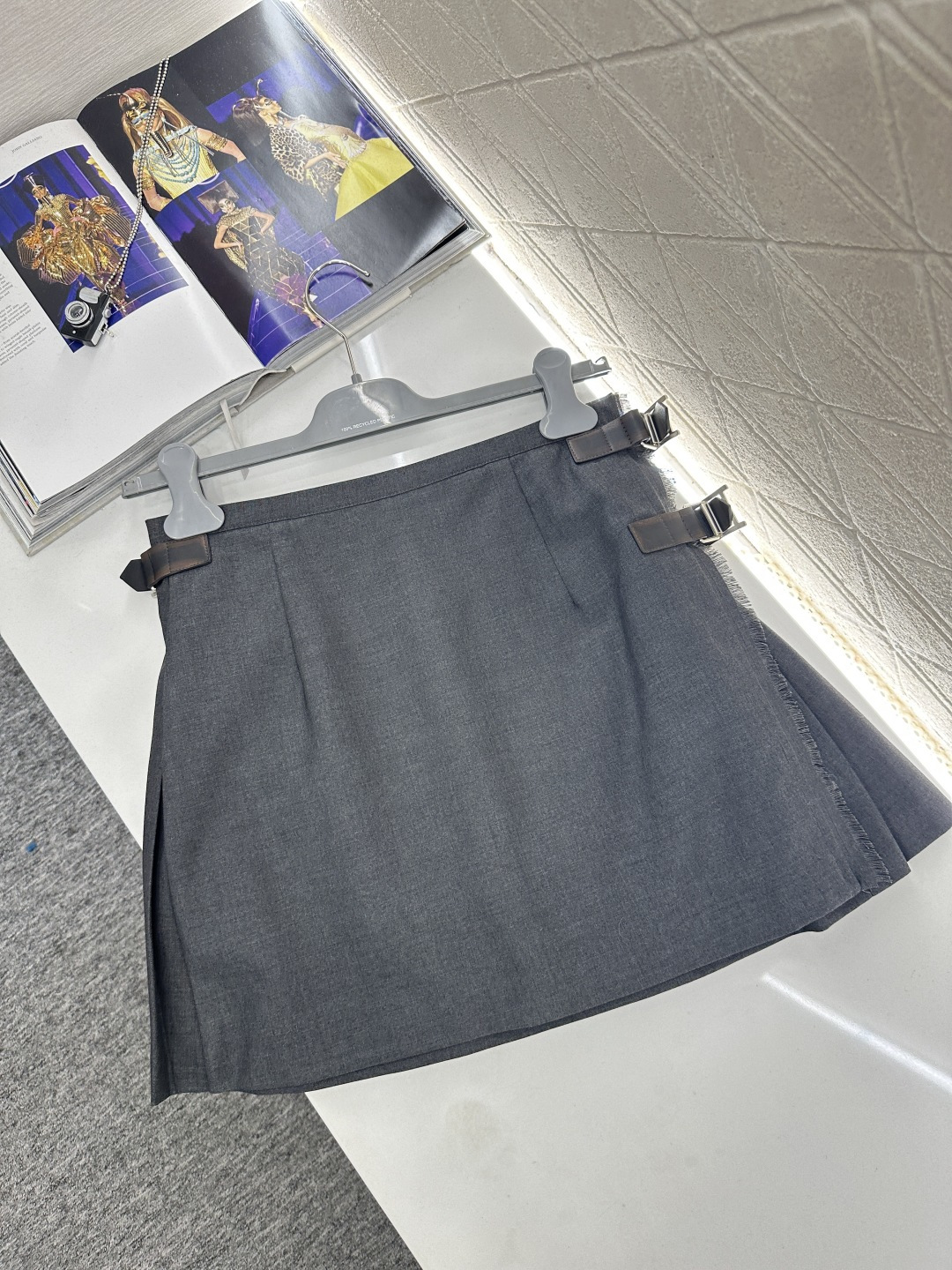 ♥Prad*♥2026新品上架 高腰做旧带扣百褶短裙定制YB进口精仿羊毛材质，手感舒适，质感上乘，裁剪垂