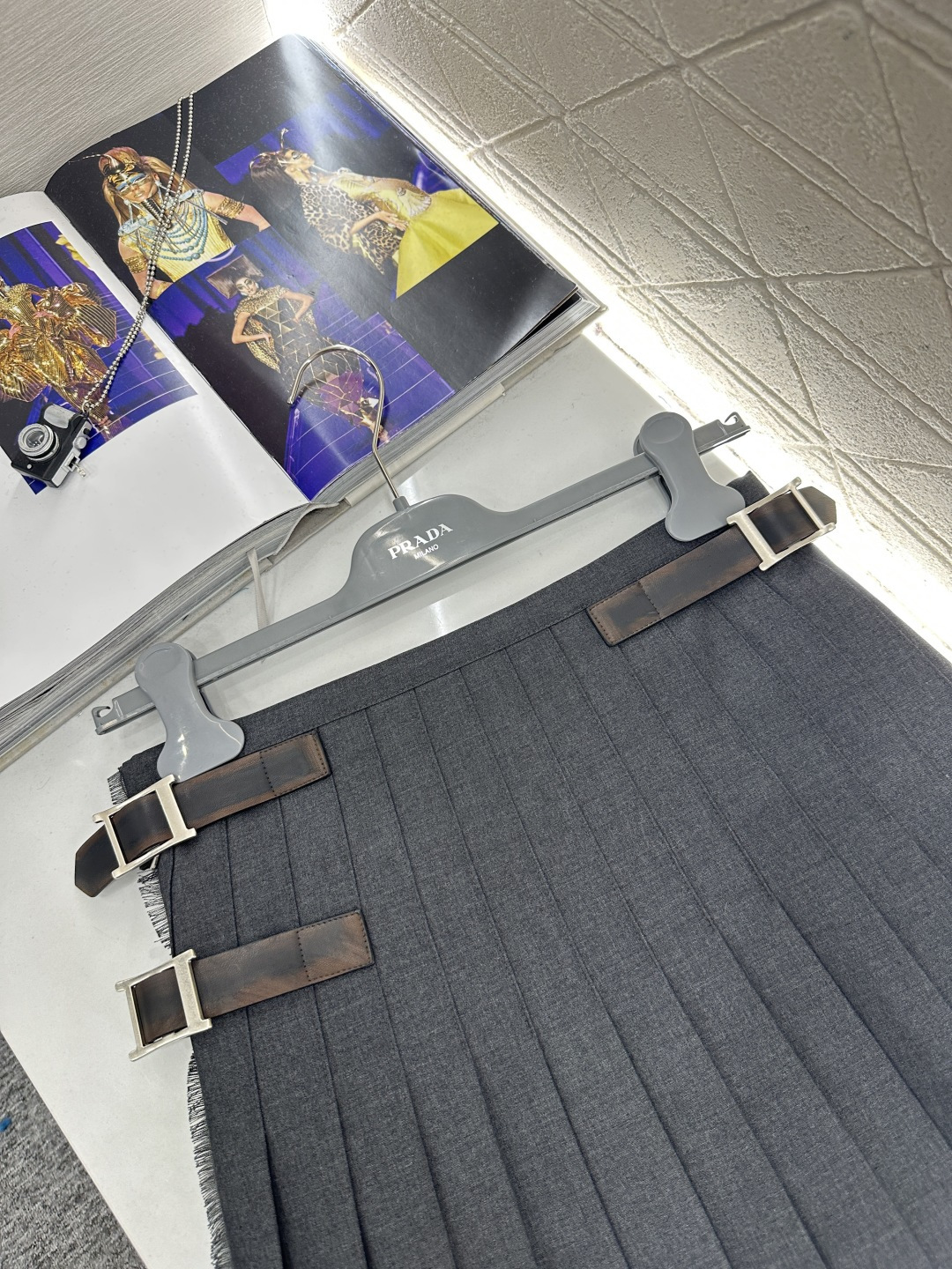 ♥Prad*♥2026新品上架 高腰做旧带扣百褶短裙定制YB进口精仿羊毛材质，手感舒适，质感上乘，裁剪垂