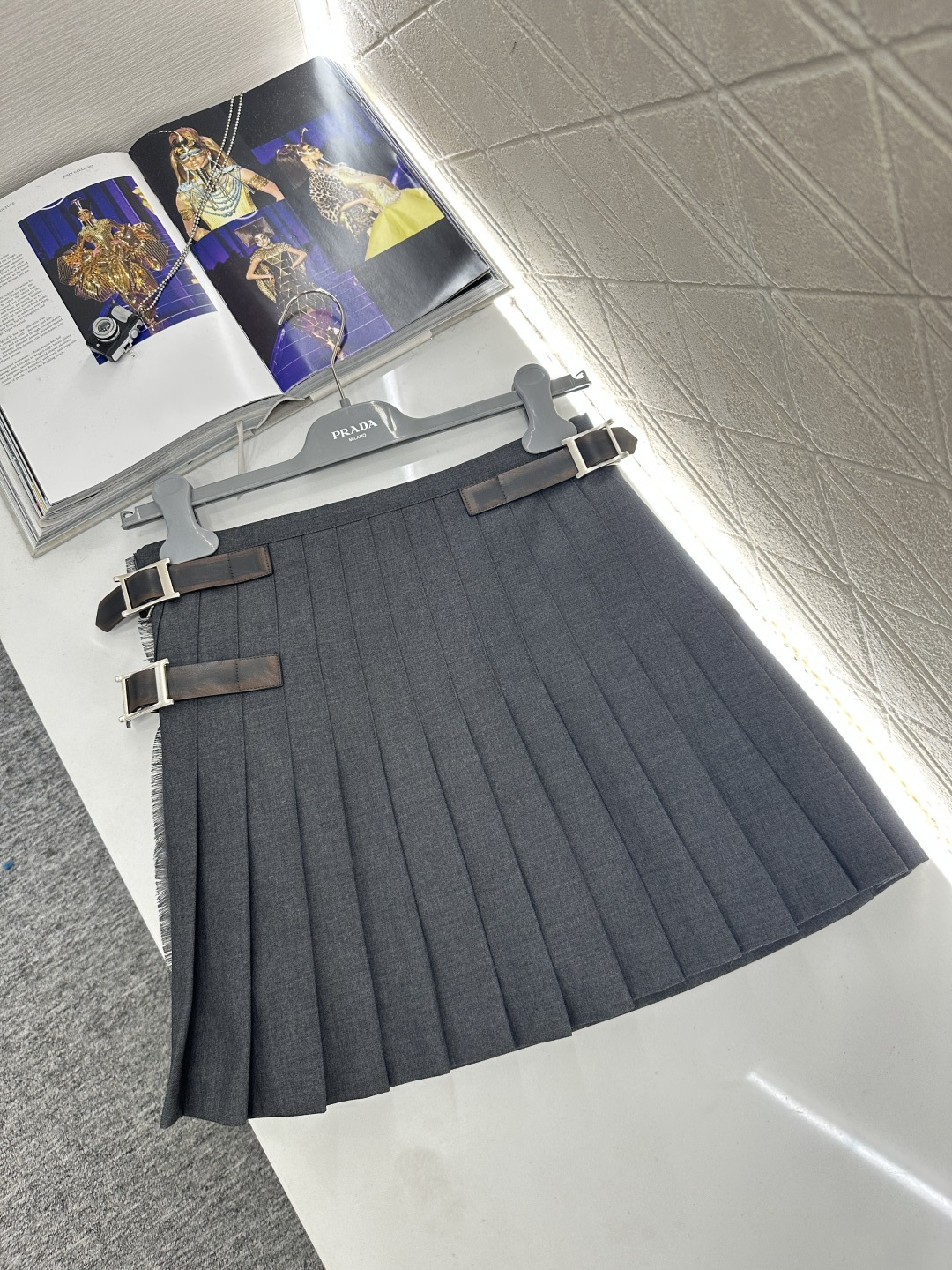♥Prad*♥2026新品上架 高腰做旧带扣百褶短裙定制YB进口精仿羊毛材质，手感舒适，质感上乘，裁剪垂