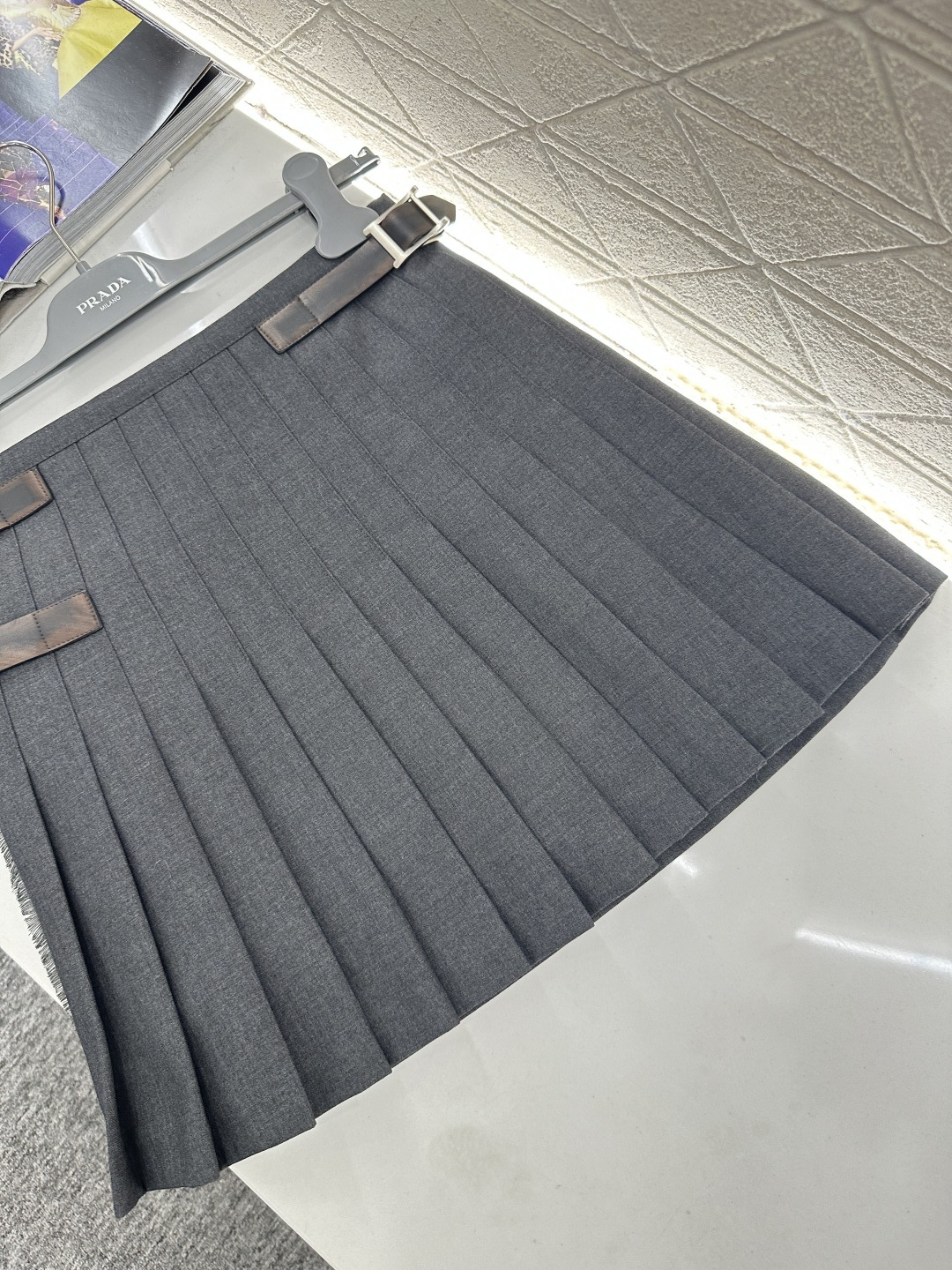 ♥Prad*♥2026新品上架 高腰做旧带扣百褶短裙定制YB进口精仿羊毛材质，手感舒适，质感上乘，裁剪垂