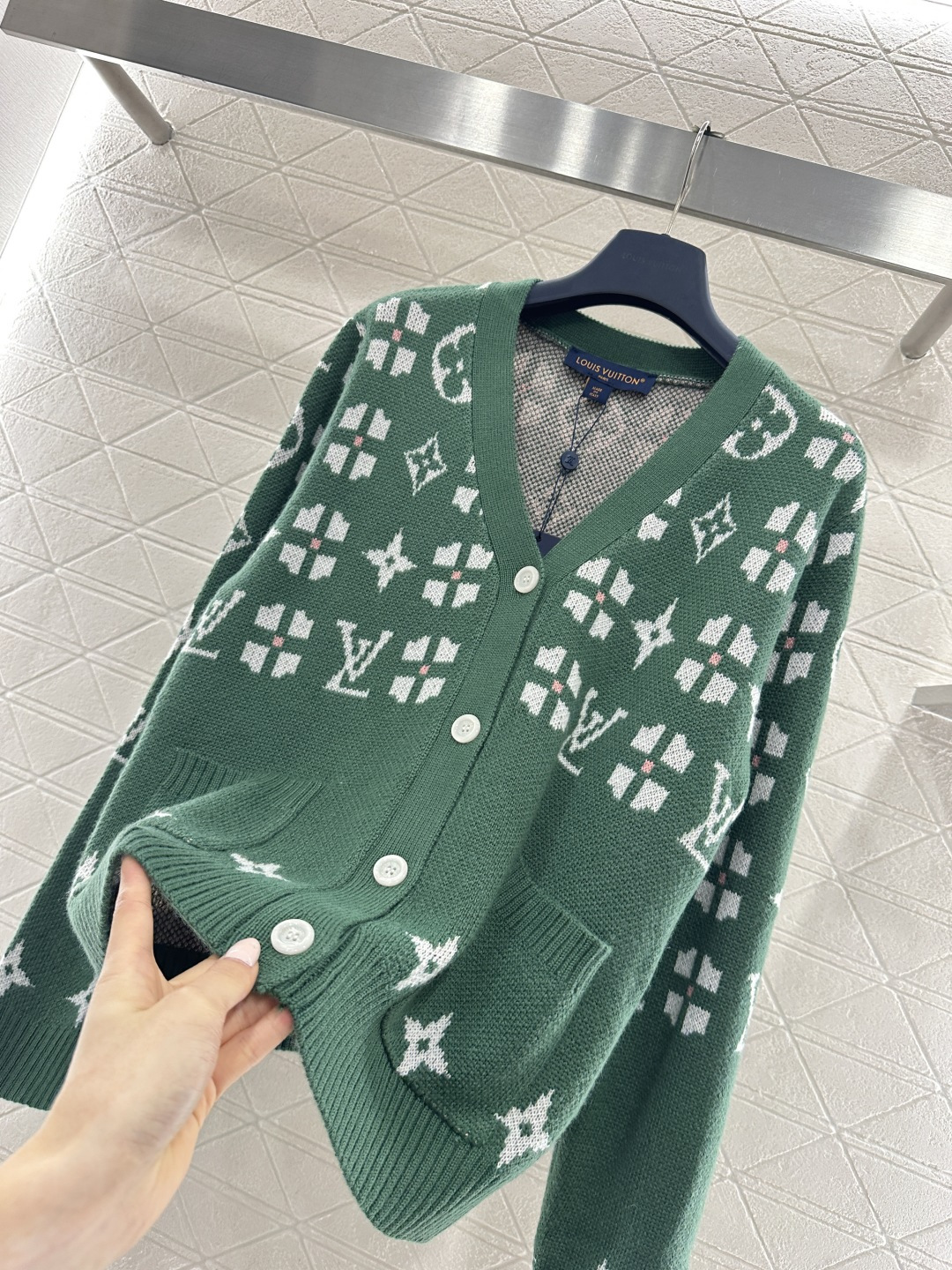 ♥Louis vuitto*♥2026新品上架 提花刺绣V领针织开衫定制YB羊毛针织材质，质感高级，舒适