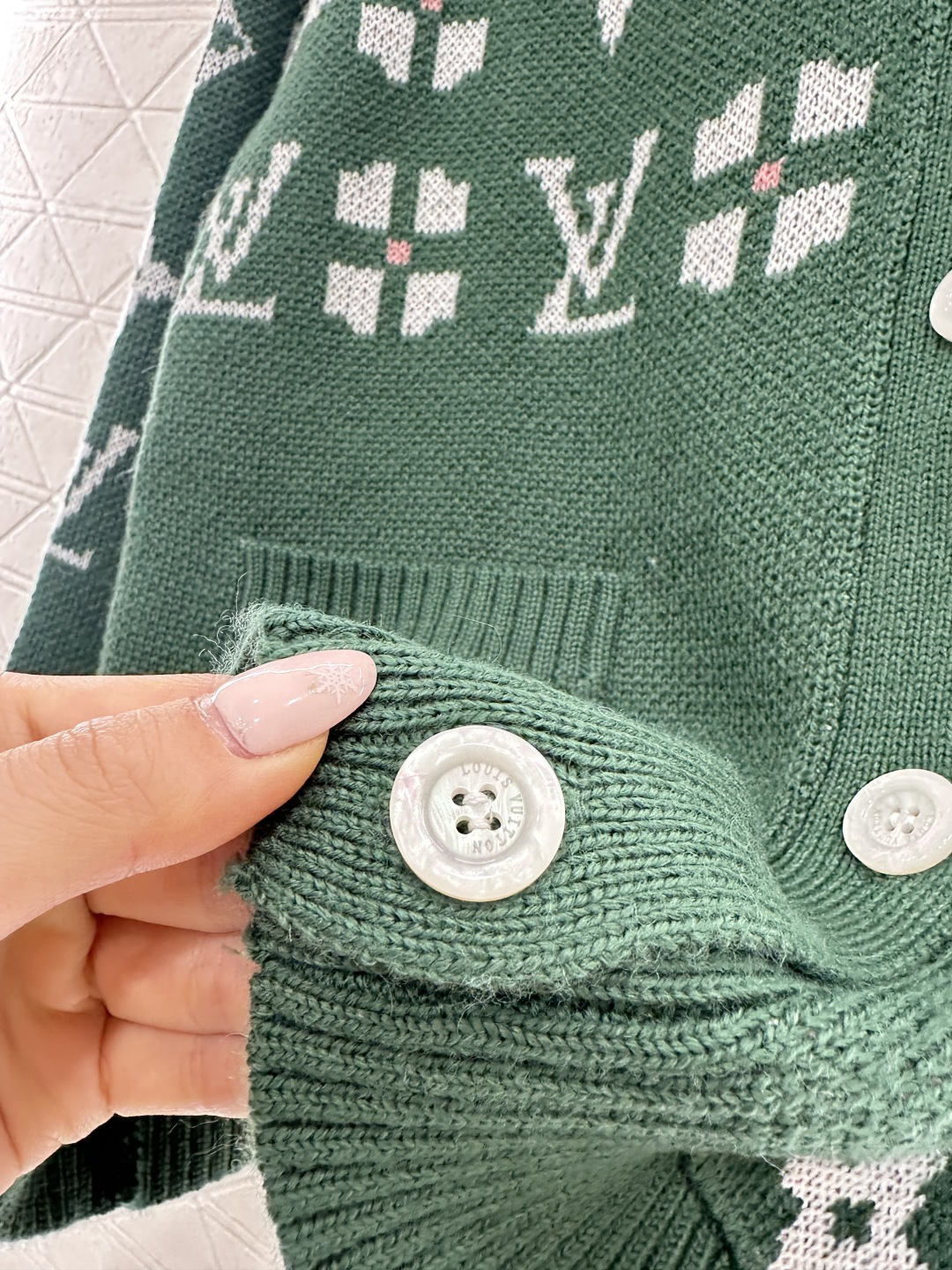 ♥Louis vuitto*♥2026新品上架 提花刺绣V领针织开衫定制YB羊毛针织材质，质感高级，舒适