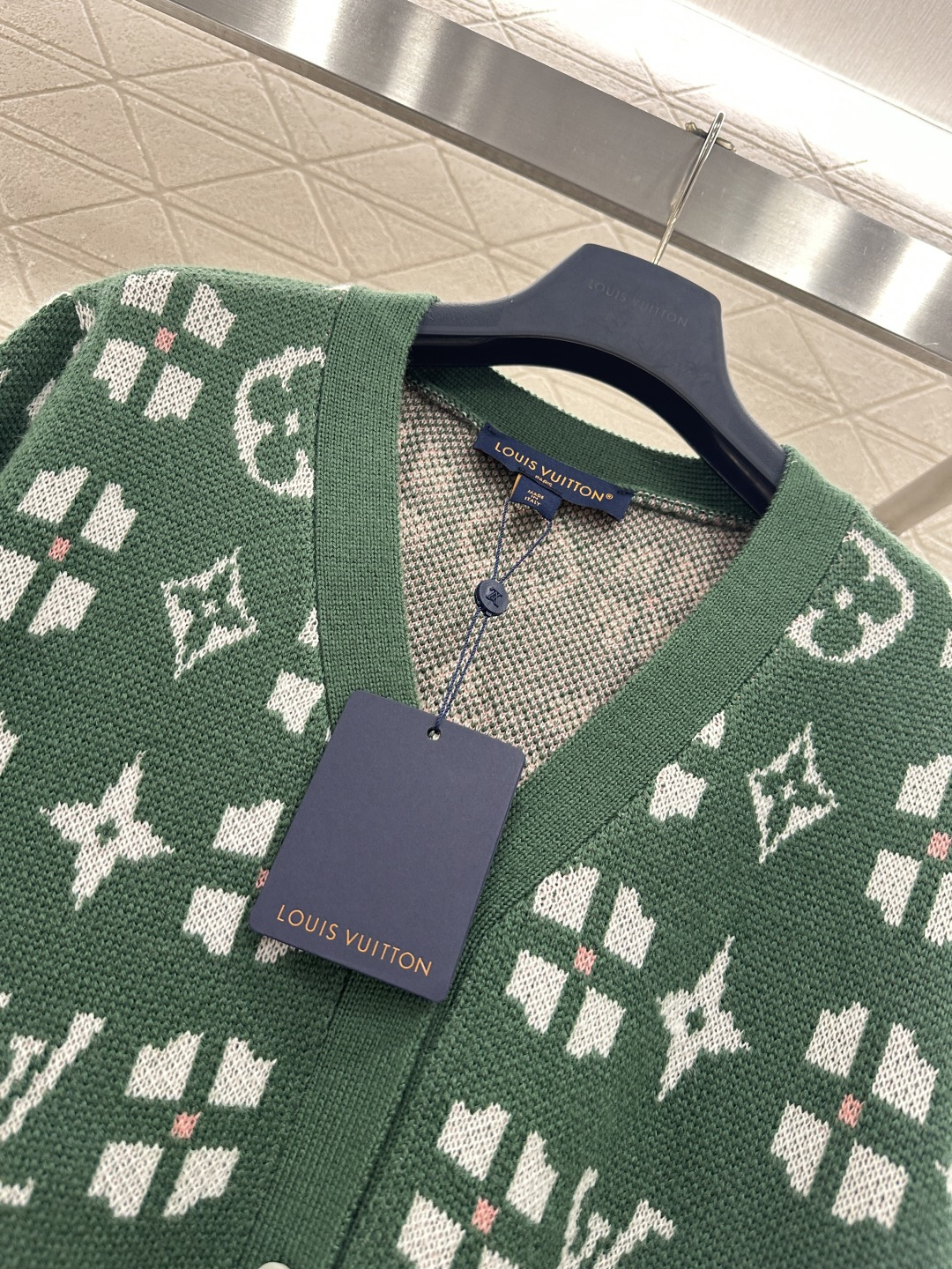 ♥Louis vuitto*♥2026新品上架 提花刺绣V领针织开衫定制YB羊毛针织材质，质感高级，舒适