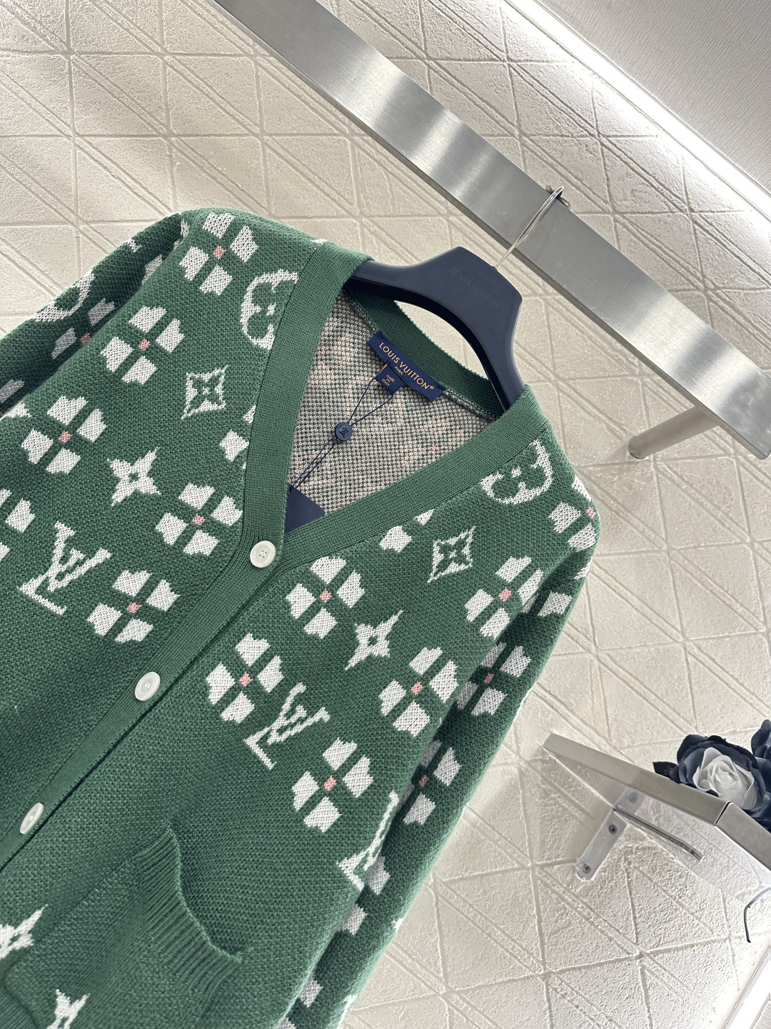 ♥Louis vuitto*♥2026新品上架 提花刺绣V领针织开衫定制YB羊毛针织材质，质感高级，舒适
