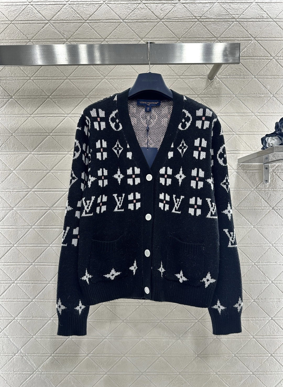 ♥Louis vuitto*♥2026新品上架 提花刺绣V领针织开衫定制YB羊毛针织材质，质感高级，舒适