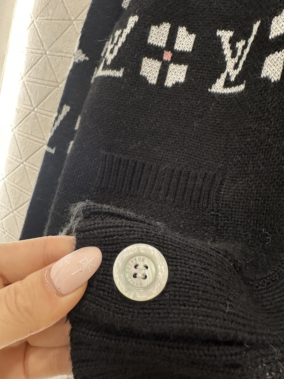 ♥Louis vuitto*♥2026新品上架 提花刺绣V领针织开衫定制YB羊毛针织材质，质感高级，舒适