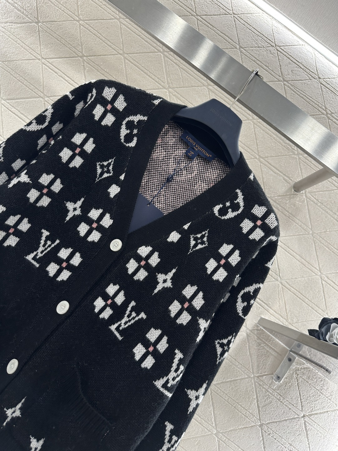 ♥Louis vuitto*♥2026新品上架 提花刺绣V领针织开衫定制YB羊毛针织材质，质感高级，舒适