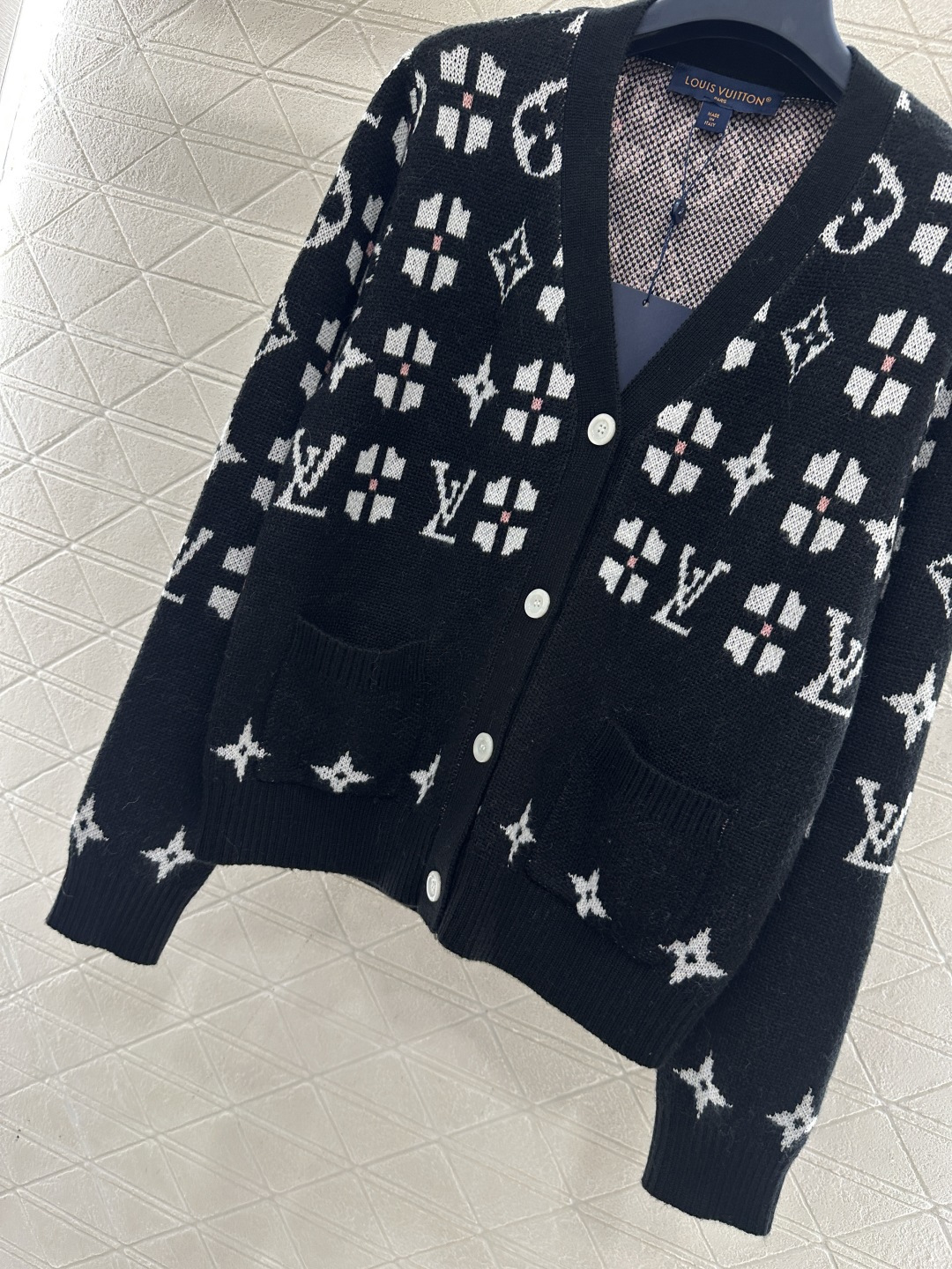 ♥Louis vuitto*♥2026新品上架 提花刺绣V领针织开衫定制YB羊毛针织材质，质感高级，舒适