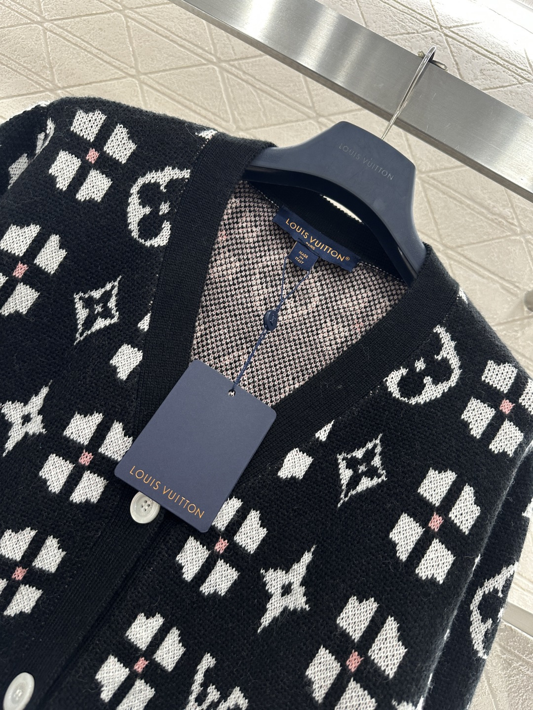 ♥Louis vuitto*♥2026新品上架 提花刺绣V领针织开衫定制YB羊毛针织材质，质感高级，舒适